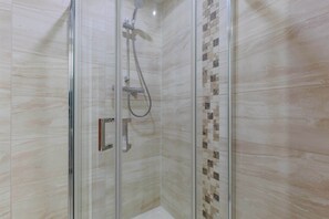 Douche, serviettes fournies