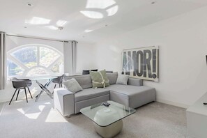 TV, offices - Bright Canal-Side Flat, Canada Water (Greater London)