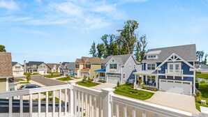 Un quartier résidentiel où les maisons sont dotées de vérandas, de garages et de pelouses bien entretenues.