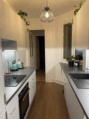 Kühlschrank, Mikrowelle, Ofen, Herdplatte