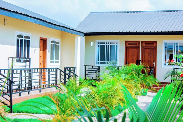 Front of property - evening/night - Tulivu Ranch Cottages  (Makurunge)