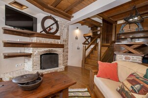 Apartamento económico, 3 habitaciones, vistas a la montaña | Zona de estar | Televisión de pantalla plana de 40 pulgadas con canales digitales