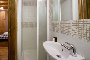 Economy-Apartment, 3 Schlafzimmer, Bergblick | Badezimmer | Dusche, kostenlose Toilettenartikel, Haartrockner, Handtücher