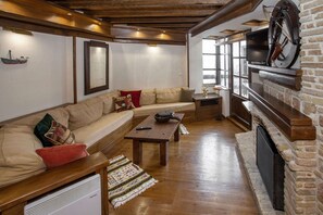 Economy-Apartment, 3 Schlafzimmer, Bergblick | Wohnbereich | 40-Zoll-Flachbildfernseher mit Digitalempfang