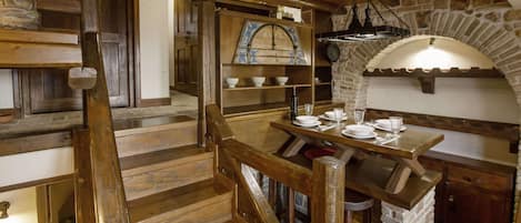 Economy Apartment, 3 Bedrooms, Mountain View | Living area | 40-inch flat-screen TV with digital channels