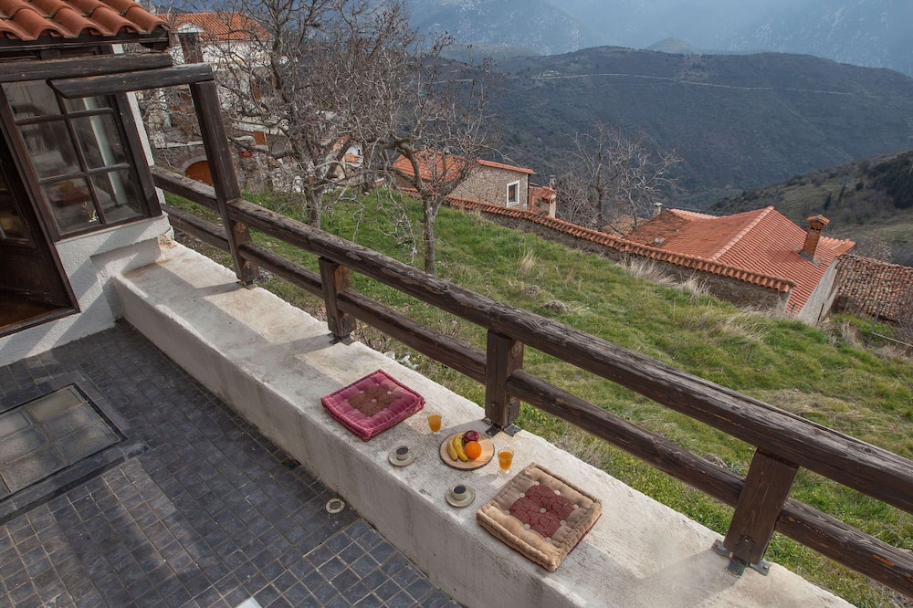 Arachova Nest in the Village by GHH - Παρνασσός