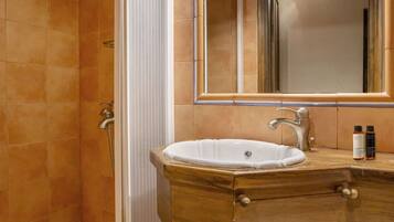 Economy Apartment, 3 Bedrooms, Mountain View | Bathroom | Shower, free toiletries, hair dryer, towels
