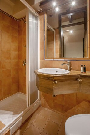 Economy Apartment, 3 Bedrooms, Mountain View | Bathroom