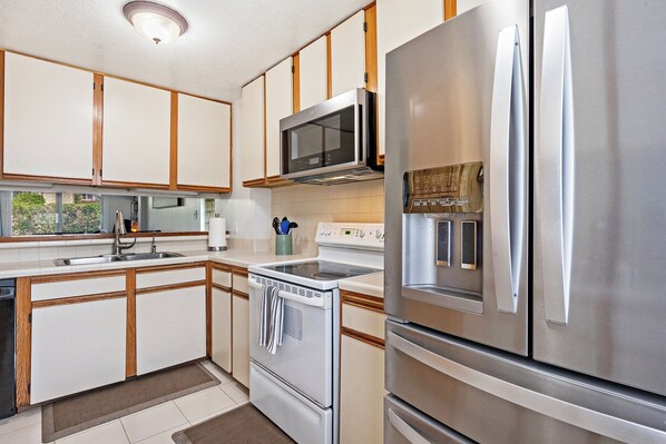 Kühlschrank, Mikrowelle, Ofen, Herdplatte