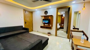 Premium suite | Een bureau, een laptopwerkplek, gratis wifi