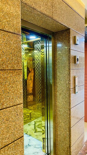 Elevator - Hotel Friendship Inn (Indore)