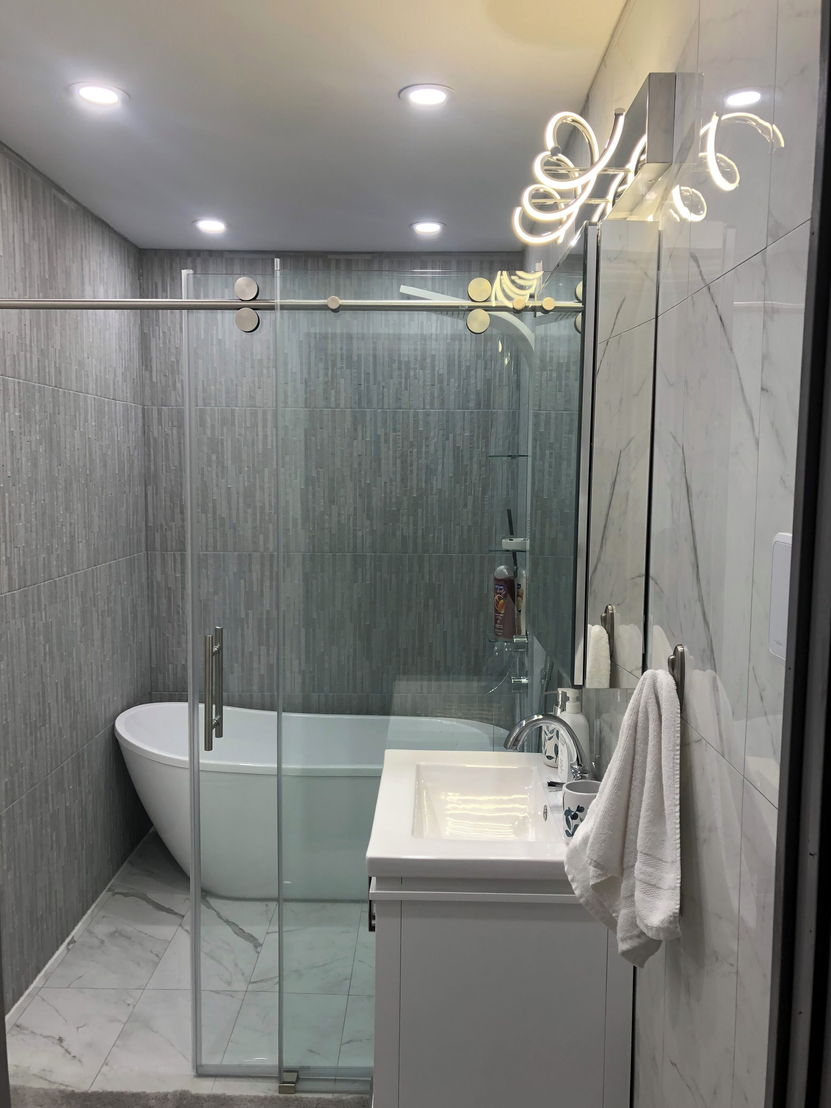 Douche, sèche-cheveux, serviettes fournies, savon