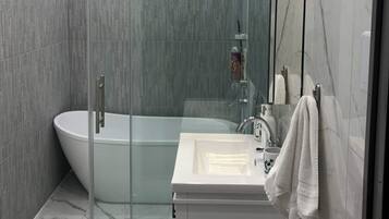 Douche, sèche-cheveux, serviettes fournies, savon