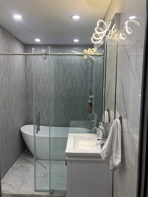 Dusche, Haartrockner, Handtücher, Seife
