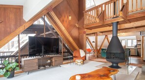 Una Smart TV, una chimenea