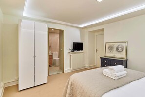2 bedrooms, iron/ironing board, WiFi, bed sheets - Superb apartment Arc de Triomphe/Trocadero (Paris)