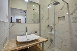 Chuveiro, secador de cabelo, toalhas de banho 