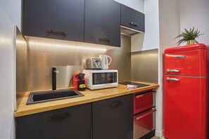 Een koelkast, een magnetron, een oven, een kookplaat