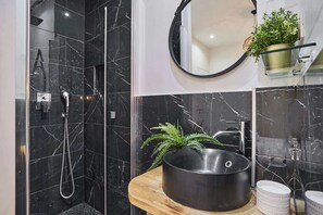 Shower, hair dryer, towels, shampoo