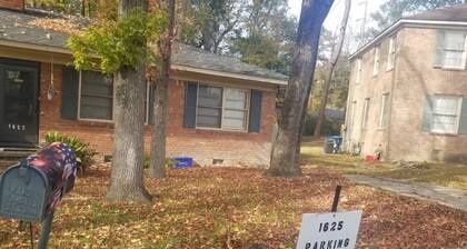 2-bedroom apartment near
Fort Jackson and USC in a quiet cul-de-sac. Columbia SC