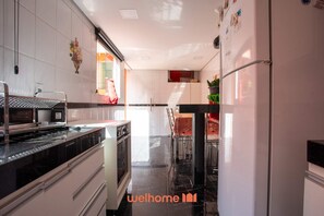 Microondas, horno, parrilla de estufa y cafetera y tetera