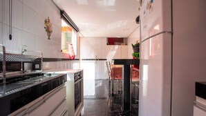 Una cocina moderna con estufa, horno y refrigerador.