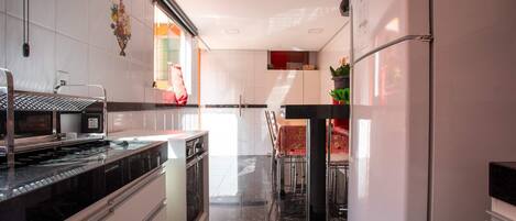 Microondas, horno, placa de cocina y cafetera o tetera