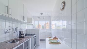 Geladeira, micro-ondas, fogão, cooktop