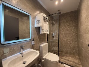 Een douche, gratis toiletartikelen, een haardroger, pantoffels