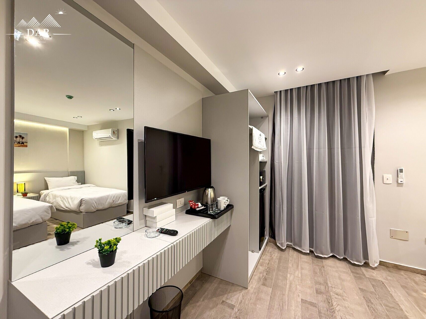 Minibar, caja de seguridad en la habitación y cortinas blackout 