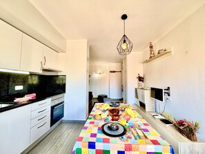 Microwave, dishwasher, coffee/tea maker, cookware/dishes/utensils - Praia DA Rocha Central 2 by Homing (Portimão)