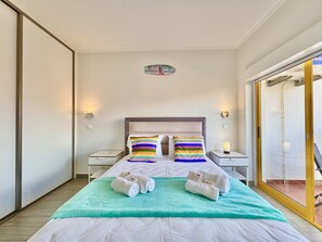 Chuveiro, toalhas de banho