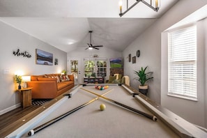 Smart TV, fireplace, video games, ping pong - Location • Hot Tub • Game Table • 2 Mi to Parkway (Pigeon Forge)