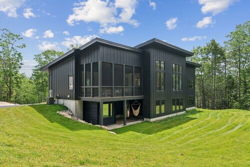 NEW Luxury York Cabin - Sauna, Game Room, Gym - Close to Ogunquit