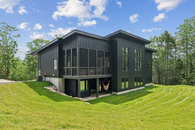 NEW Luxury York Cabin - Sauna, Game Room, Gym - Close to Ogunquit