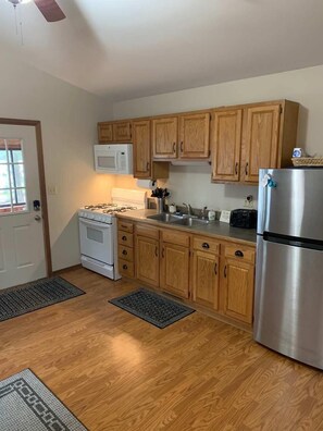 Kühlschrank, Mikrowelle, Herdplatte, Wasserkocher mit Kaffee-/Teezubehör