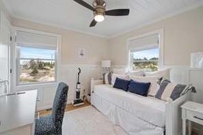 5 bedrooms, desk, WiFi, bed sheets