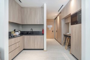 Kühlschrank, Mikrowelle, Herdplatte, Toaster