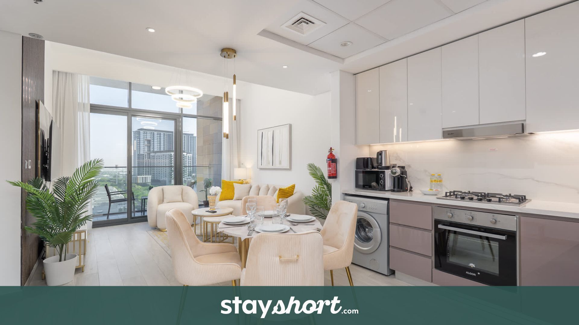 Een koelkast, een microgolfoven, een kookplaat, een broodrooster