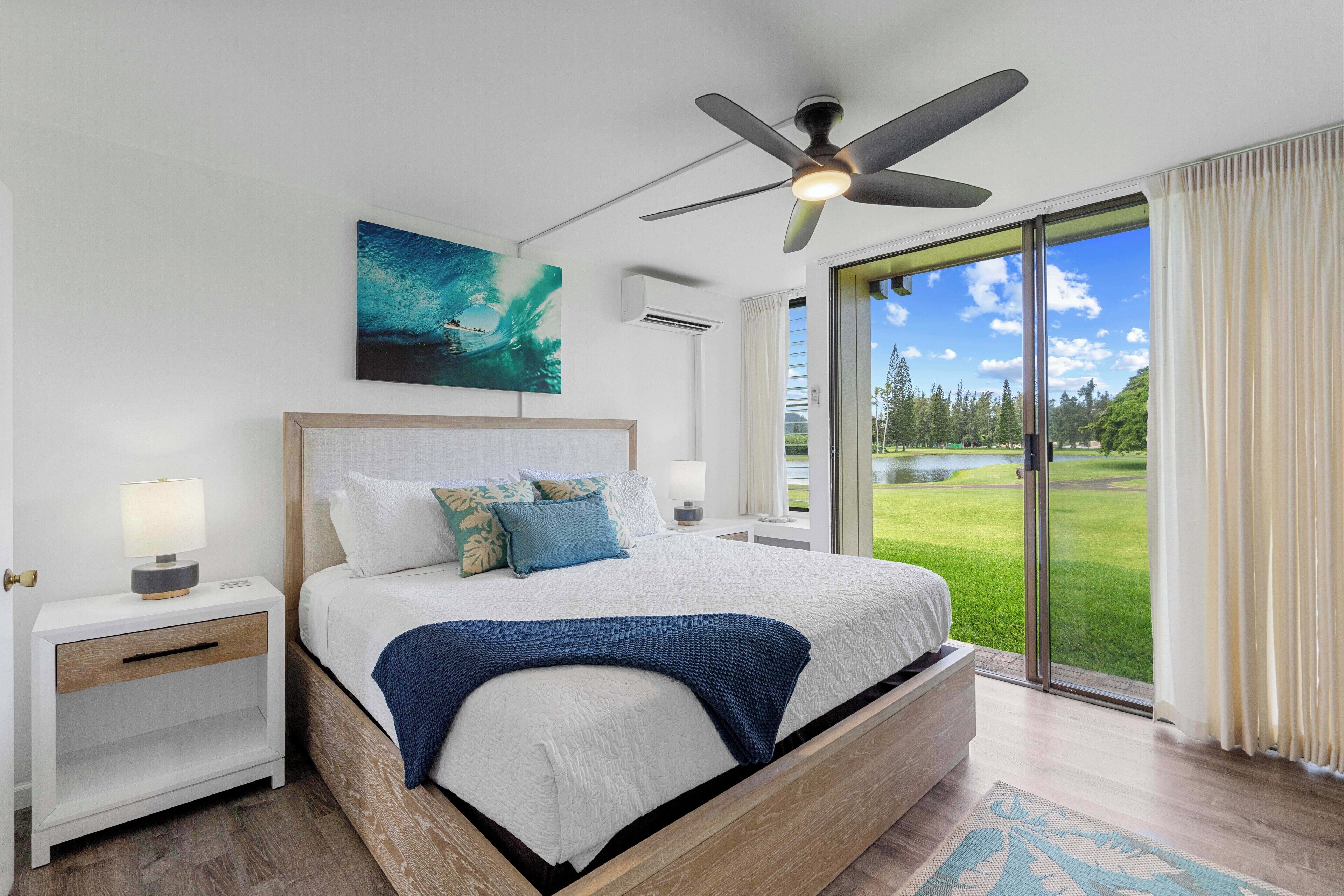 4 makuuhuonetta, työpöytä, silitysrauta/-lauta, vauvan matkasänky