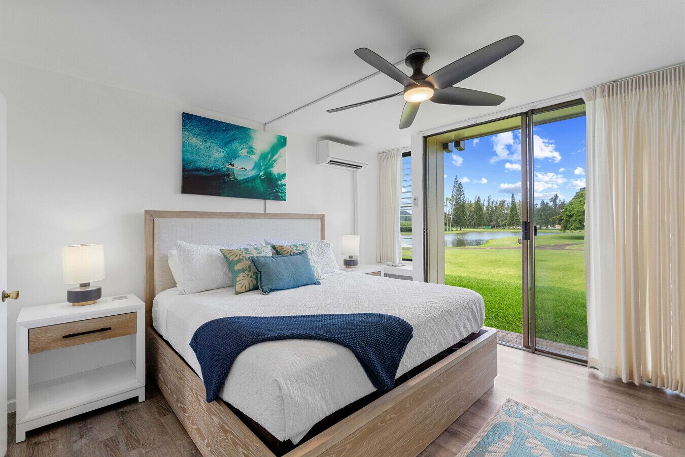 3 soverom, skrivebord, strykejern/-brett og reiseseng for barn