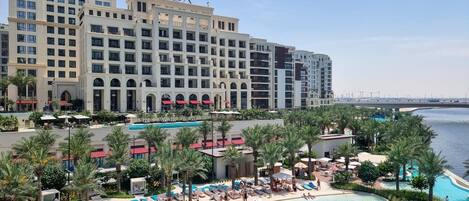 プライベートビーチ、白砂、サンラウンジャー、ビーチパラソル