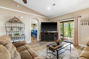 TV, fireplace - Cozy Comfort Retreat – For 6 (Branson)