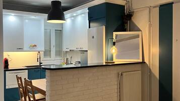 Fridge, oven, stovetop, dishwasher