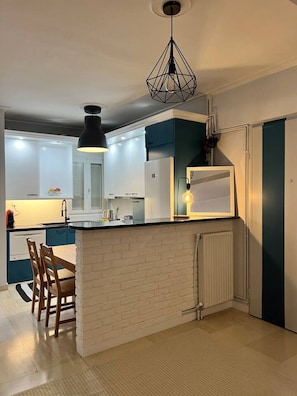 Fridge, oven, stovetop, dishwasher