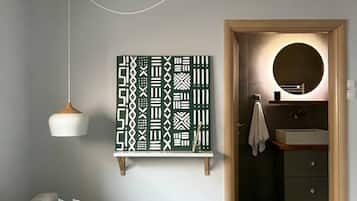 Een smart-tv, boeken, een stereo en een kantoor