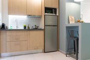 Refrigerador, microondas, placa de cocina, cafetera/tetera