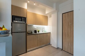 Réfrigérateur, micro-ondes, plaque de cuisson, cafetière/bouilloire