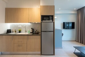 Kühlschrank, Mikrowelle, Herdplatte, Wasserkocher mit Kaffee-/Teezubehör