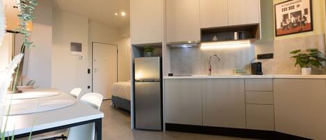 冷蔵庫、電子レンジ、コンロ、コーヒー / ティーメーカー